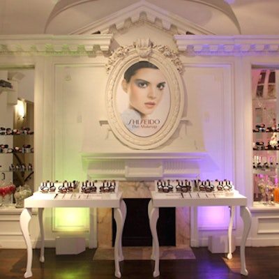 Minimalist tables with Edwardian-inspired legs showcased the new Shiseido products. Colored accent lighting was provided by Levy Lighting’s Pronto line of battery-operated LED lights.