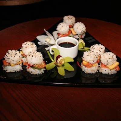 En Ville also offered miniature salmon sushi burgers, served on black triangular dishes.