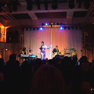 A dolled-up Macy Gray performed at Vanity Fair´s pre-Oscar Amped concert.
