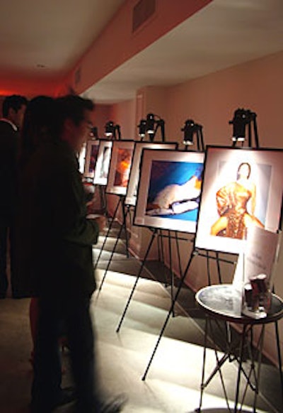 A gallery of portraits of women from the magazine´s pages lined the back wall.