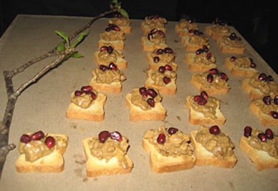 Servers passed organic hors d’oeuvres, such as free-range chicken in pomegranate walnut sauce on crostini with fresh pomegranate seeds, on wheatboard trays. Other canapés included swiss chard and porcini mushroom torta, and Indonesian fish cakes with tamarind sauce.