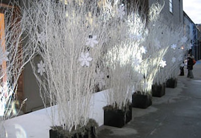 White carpeting, birch trees, and snowflakes filled the entrance to the event, while projections of snowflakes covered the building’s brick exterior. The wintry theme quickly gave way to a floral spring theme inside the Newspace.