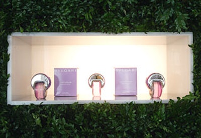 Boxwood hedges with cut-out, backlit boxes showcased the fragrance’s bottle and packaging.