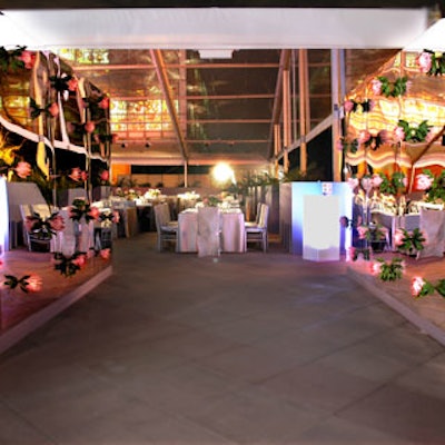 Guests entered the tent through a mirrored portal decorated with pink king proteas, which was inspired by the contrasting themes of man-made versus organic materials.