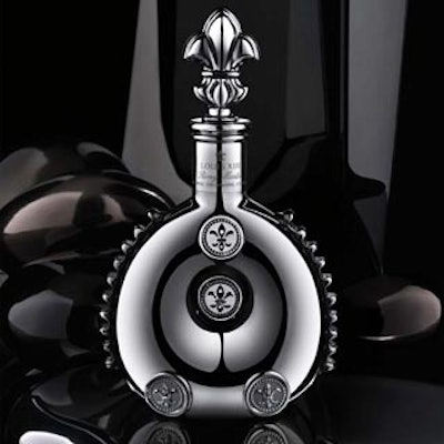 Another beautifully rendered perspective of the decanter-style Black Pearl bottle.