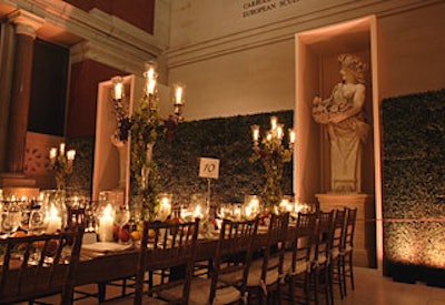 Inspired by Nicola Bulgari’s garden in Rome, Van Vliet & Trap placed artificial boxwood hedges at each end of the dinner area.