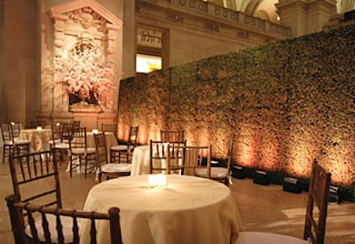 Hedges decorated the cocktail area, creating a clean and simple look that drew attention to the architecture of the Great Hall and enclosed unsightly sections like the gift shop.