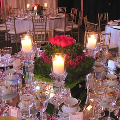 Chair-man Mills supplied gold-rimmed table glasses to support the event’s Golden Touch theme.