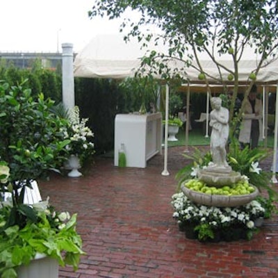 Plant World supplied a lush pear tree, stone fountain, and blossoming flowers and greenery for the entrance area.