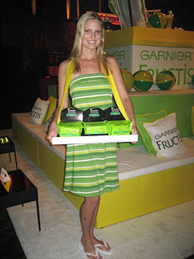Models passed out samples of Garnier's Nutritioniste Nutri-Pure towelettes.