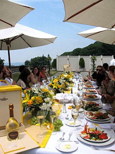 The golden color of Ruinart's Blanc de Blanc, and the summer season, inspired the pallete of the event.