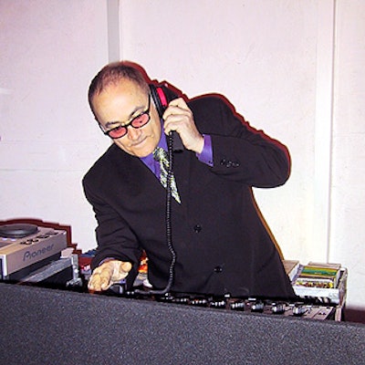E825sho 01 0322 Markmorris Entertainment 2 320