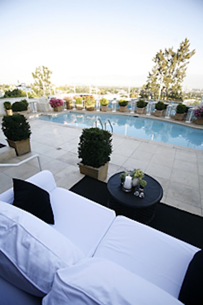 Understated decor pieces sat atop black area rugs poolside.