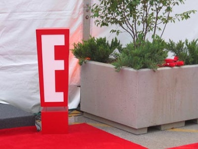 The signature E! exclamation mark appeared at strategic spots throughout the venue.