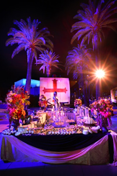 Dessert buffets offered sweets like star-shaped cookies and warm bread pudding.