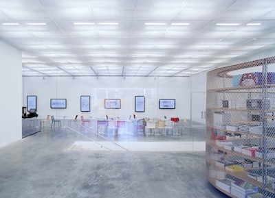At street level is the lobby, an area that overlooks the street and can be rented for events.