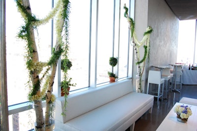 Making the most of the natural daylight in the space, Wilson Mesa decorated the 21st floor with light colors and arrangements of blue and white hydrangeas.