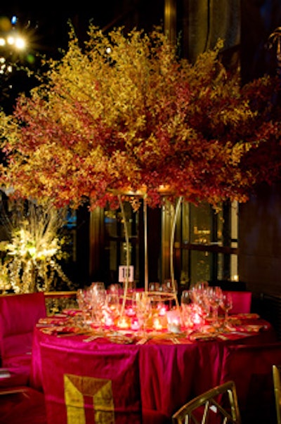 Sebastian Li Events' bold pink-and-orange table featured a flamboyant explosion of phalaenopsis blooms.