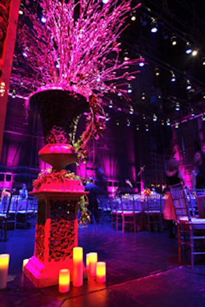 In imitation of a Scottish moor, Fleurs Bella placed tall arrangements of magnolias and pussy willows on either side of the stage.