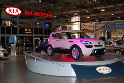 Going beyond the basic rotating stage, Kia used coloured lights above and below to highlight the futuristic Soul Concept 2009 car.