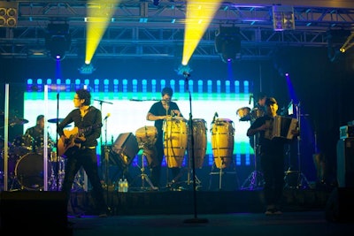 4 Sound Group provided lighting and audiovisual production for the live performance by Fonseca and his band.