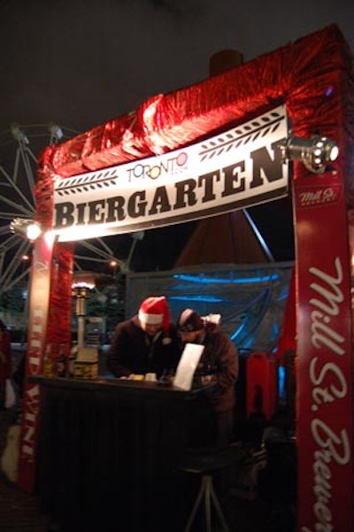 Guests could buy beer or mulled wine, holiday cocktails, and schnapps from kiosks and beer gardens. On the weekends, the entire market was licensed to serve alcohol, which allowed guests to wander, drinks in hand.