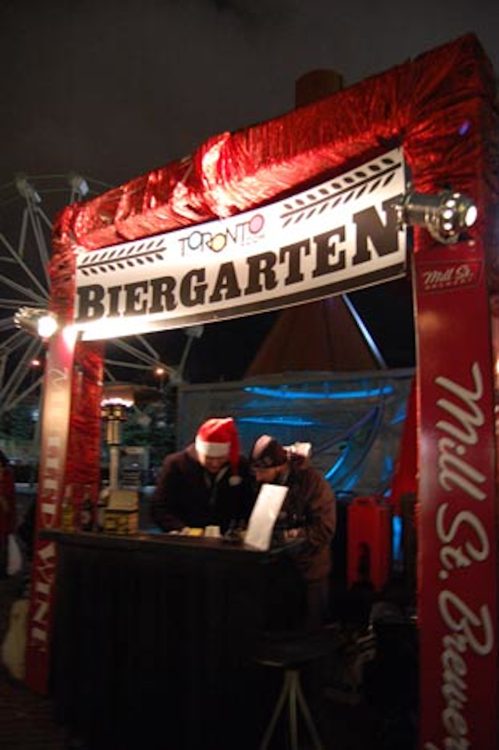 Guests could buy beer or mulled wine, holiday cocktails, and schnapps from kiosks and beer gardens. On the weekends, the entire market was licensed to serve alcohol, which allowed guests to wander, drinks in hand.