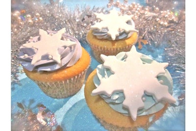 Snowflake cupcakes with sparkly fondant snowflakes