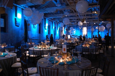 With help from 5th Element, the Fermenting Cellar was washed with blue lighting. To create a sky-like scene, silver and white balloons acted as clouds and mini hot air balloon-like items were tied to sandbag centrepieces.
