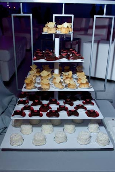 A tiered dessert stand offered coconut cake with lemon layers, pineapple upside-down cake, and Savannah Coca-Cola chocolate cake. Elsewhere in the tent, an old-fashioned soda jerk station served Dreamsicles, Black Cows, and root beer, and Dark and Stormy floats.