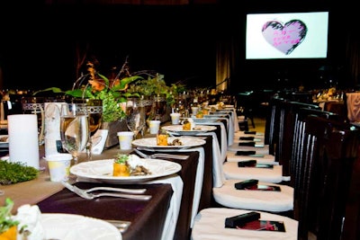 Tabletop decor had ferns, mosses, and other forest-like elements.