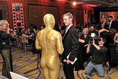 A living Oscar statute from Craig Sutton Entertainment interacted with guests.