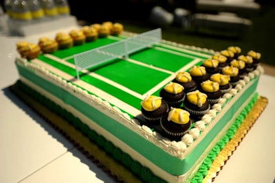Chocolate and vanilla cupcakes faced off on a green tennis-court cake.