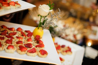 A dessert reception took place after the fashion show, offering buffets filled with sweets and flowery decor.
