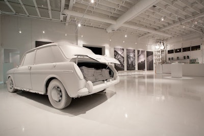 As a reference to the former auto garage, a vintage car was on display at the entrance of the gallery. Guests could help themselves to booklets about Edition Richmond, stored in the trunk of the car.