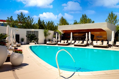 Liquid Pool Lounge
