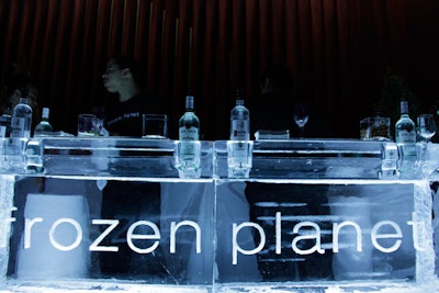 Other sculptural ice elements furnished the event, including the bar, where a large installation formed the main façade and was marked with the name of the series.