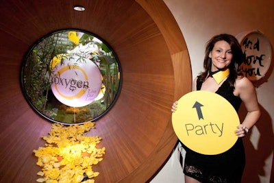 In the hotel's lobby, female staffers in black dresses and yellow collars held circular signs that directed guests to the elevators. The production team also created plaques that encouraged guests to tweet mentioning the @OxygenTrade handle and the #GetObsessed hashtag.