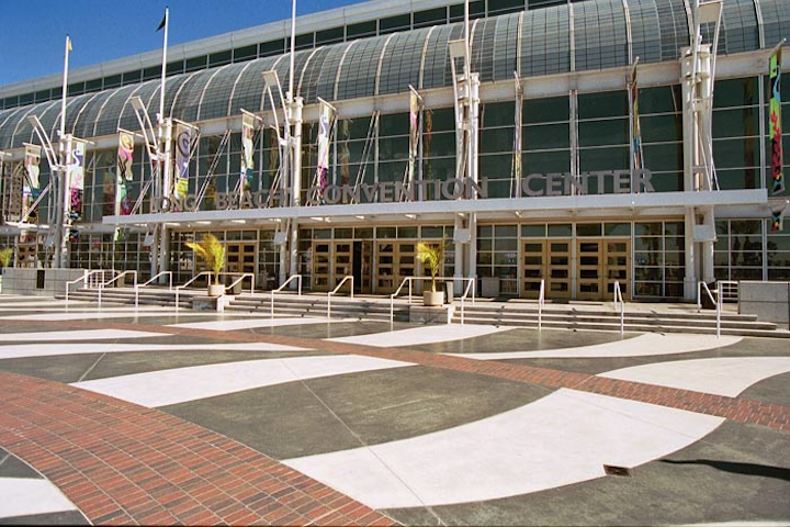 The Long Beach Convention Center’s Exhibit Hall A has 91,000 square feet. The ground level of the Long Beach Arena has 46,000 square feet. Also in Long Beach, the historic Queen Mary has a tri-level exhibit hall that includes 45,000 square feet of function space, with room for 2,500 for a reception. The adjacent geodesic dome adds an additional 70,000 square feet of space, with room for 2,000 for a reception or 2,100 for a banquet.