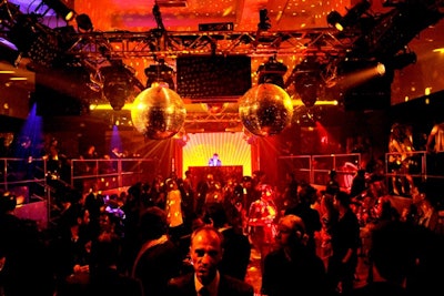 Several hundred guests gathered at the after-party, the color palette for which was red, gold, and black. The oval-shaped room offered three levels, each lined with Bordeaux-colored banquettes. In order to create the 'sunken' feel for the dance floor, the producers elevated Skylight SoHo's normal floor by nearly five feet.