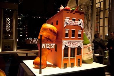 In honor of the James Beard Foundation's 25th anniversary, Duff Goldman of Charm City Cakes in Baltimore created a cake in the shape of the James Beard House in New York. After being presented during the ceremony, it was later served to guests in the Urban Spoon lounge on the balcony.
