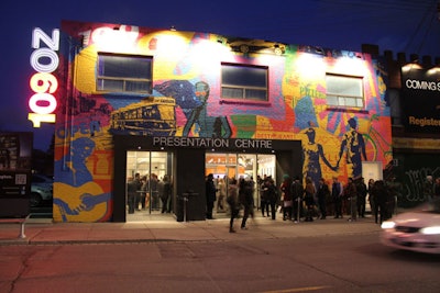 The pop-up concert took place in the colourful 109 Oz presentation centre, a former car garage. Guests lined up outside.