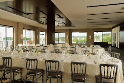 For events in the Harbor View space, 250 guests can be seated for dinner with a dance floor, or 350 guests without a dance floor. For receptions, the space accommodates 450 standing guests.