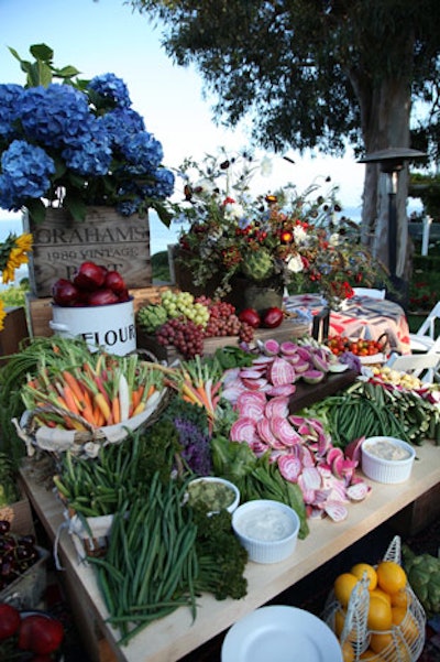 At Barbra Streisand's recent fund-raiser for the Cedars-Sinai Women's Heart Center in Malibu, guests helped themselves to a raw fruit and veggie bar. In place of a tablecloth, organizers used a quilt to match the vintage-inspired aesthetic of the event.