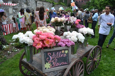 As a nod to McCartney's love of flowers, a large cart overflowing with roses and peonies stood near the entrance to the venue. As guests left, they were given small bouquets or single stems as a festive gift.