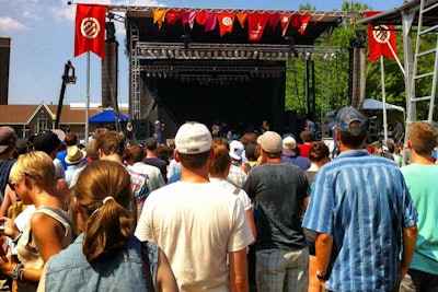 The festival took place in Chicago's Union Park, with three main stages that had red, green, or blue flags strung across the top. On the maps, performers and showtimes were listed in different colors so that guests knew which stage would house the act.