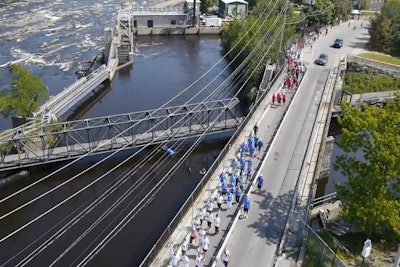 Homestretch with all the participants rushing in!