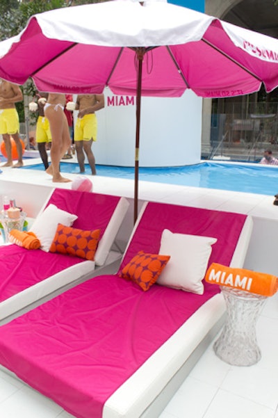 The design of the colorful lounge chairs evoked a Miami atmosphere.