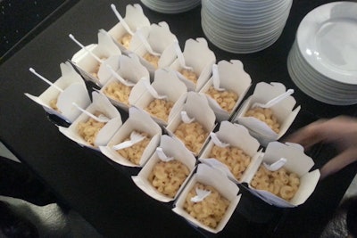 In addition to beer from Heineken, wine from Diageo, and cocktails from Grey Goose, the night's menu included American comfort food. Small portions of mac and cheese were served in white takeout containers.