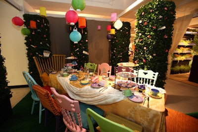 In November 2011, students from the Illinois Institute of Art, mentored by fashion designer Maria Pinto, put together a table setting at Diffa's Dining by Design in Chicago inspired by Alice in Wonderland.